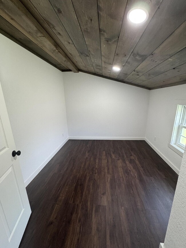 Building Photo - "Charming 2-Bedroom Duplex Retreat on Everett Road Unit B – 2 Full Baths and 1155 Sq Ft of Comfor...