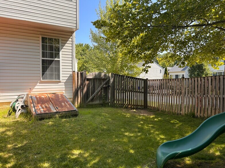 Building Photo - 9935 Harmony Ln