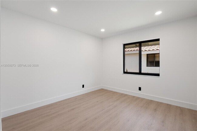Building Photo - 1543 SW 1st Ave