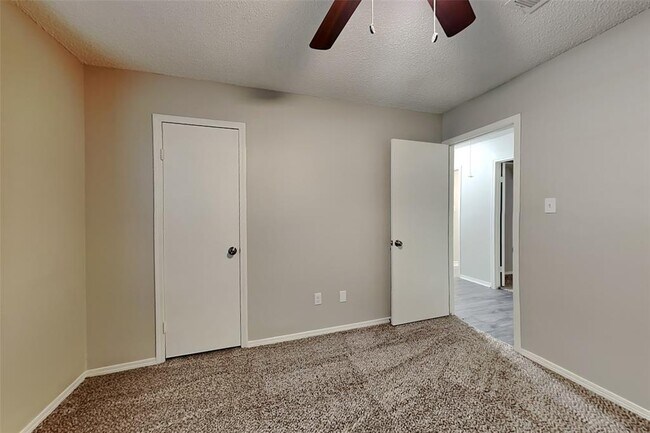 Building Photo - 3119 Park Garden Dr