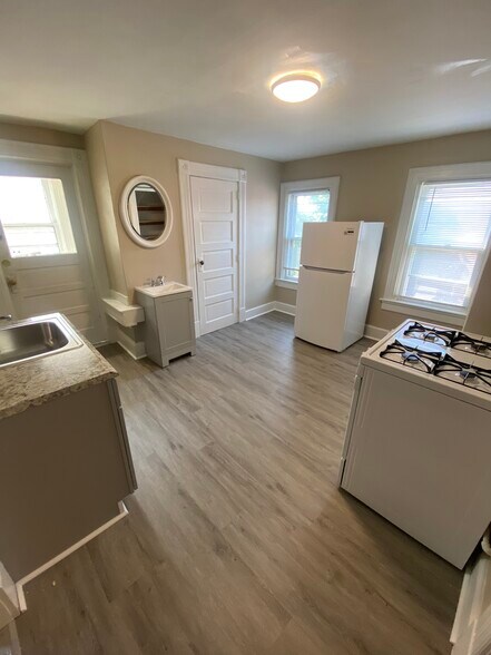 Kitchen - 1720 N Astor St