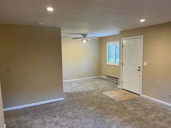 Building Photo - 2 Bedroom Condo in Quiet, Gated Community