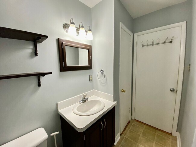 Building Photo - AVAILABLE EARLY MAY, Charming ranch home with front porch in Castle Heights!