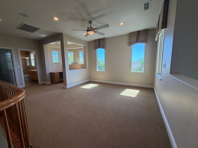 Building Photo - 3 bedroom Serrano home with view