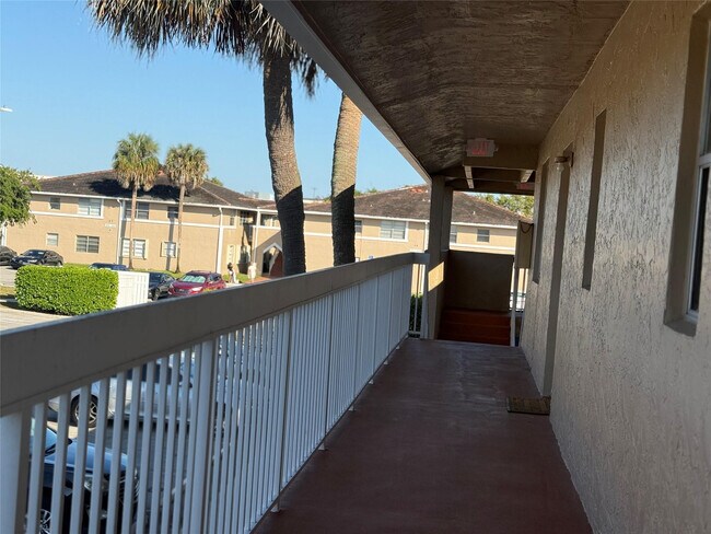 Building Photo - 9930 Twin Lakes Dr