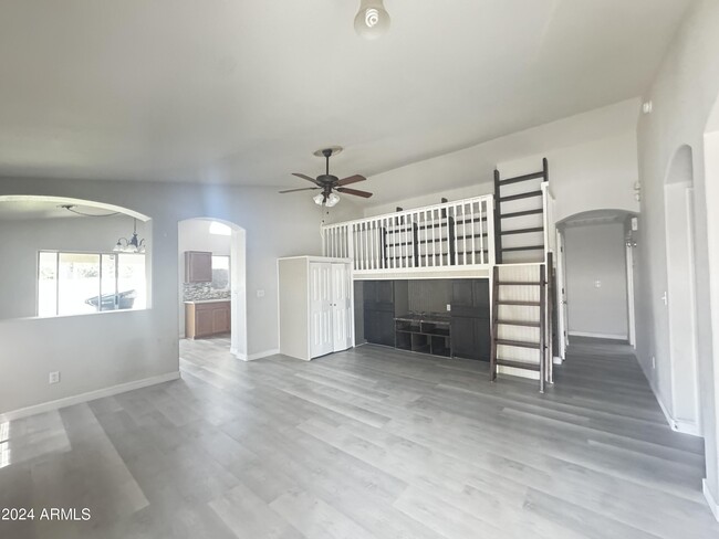 Building Photo - 1672 E Gail Dr