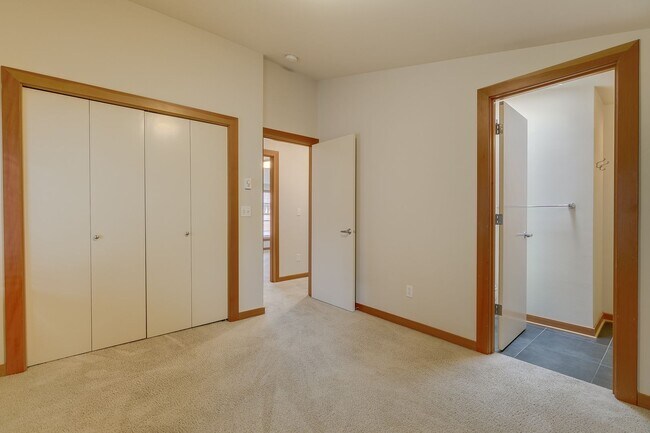 Building Photo - Bright, Modern 3 bed 2.5 Bath Townhome in ...