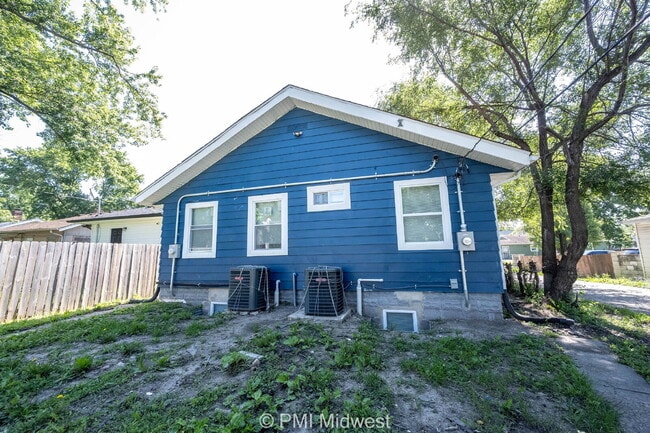 Building Photo - 512 N Chester Ave