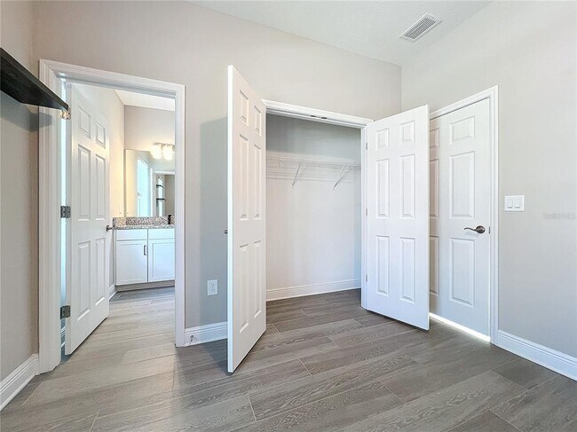 Building Photo - 5559 Trevesta Pl