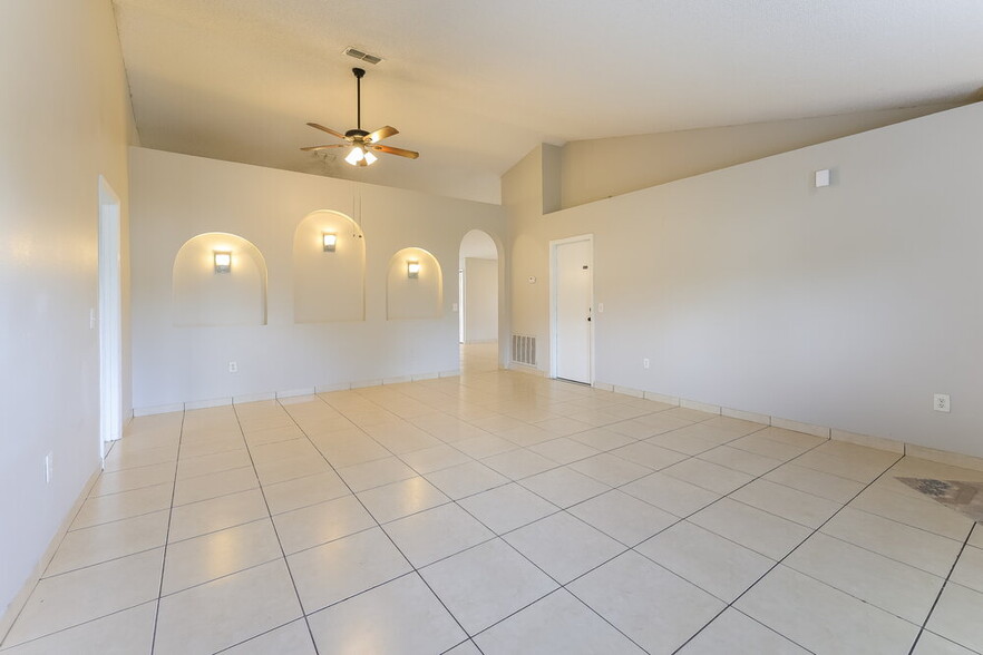 Building Photo - 742 Paris Dr