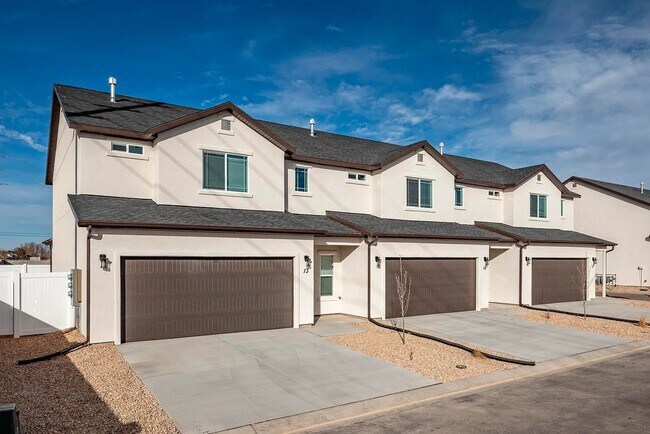 Building Photo - Charming Cedar City 3 Bedroom Townhome!