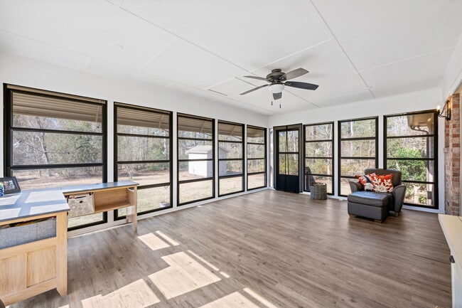 Building Photo - 6115 Gondolier Dr