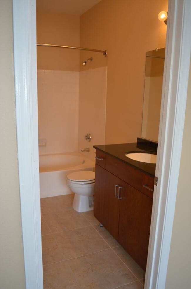 Building Photo - MOVE IN Special!!  Biltmore 2 bedroom!