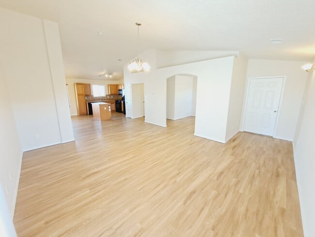 Building Photo - 3 bed 2 bath 1575 sq ft home