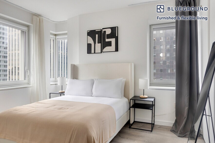 Building Photo - 70 W 45th St