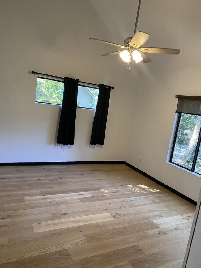Building Photo - 3 bedroom / 2.5 bath Townhome – Spacious T...