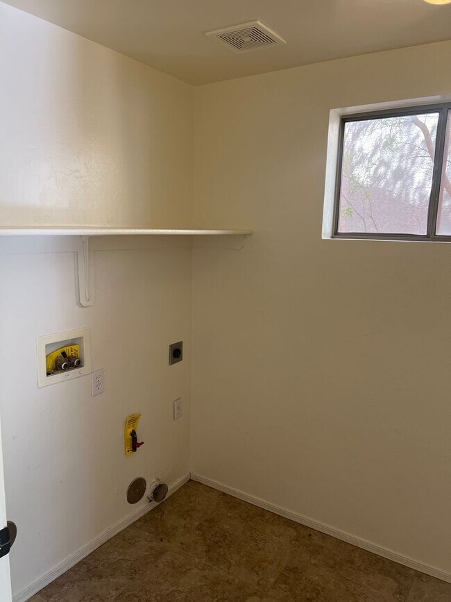 Building Photo - Home in Rita Ranch!