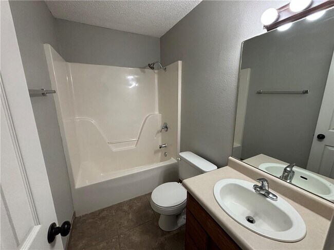 Building Photo - 3409 SW Victoria Pl