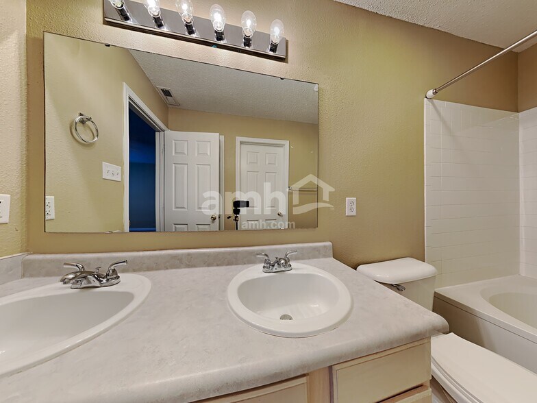 Building Photo - 10981 Clear Spring Dr