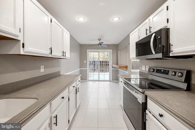 Building Photo - 6104 Old Brentford Ct