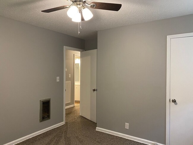 Building Photo - Great Location! Off College St! 3 Bed/1 Bath with 1000 sq. ft.