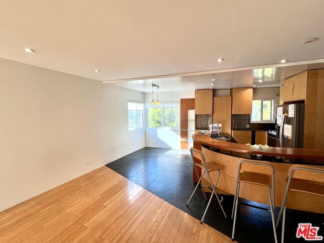 Building Photo - 721 Cedar St