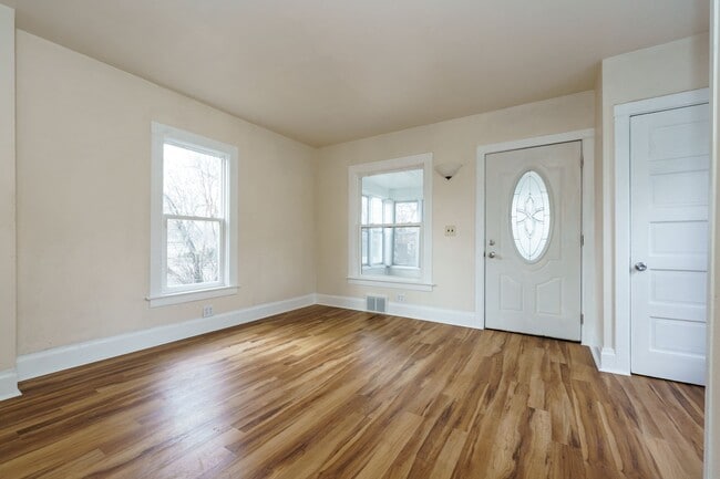 Building Photo - Two Bed One Bath Home in Battle Creek!