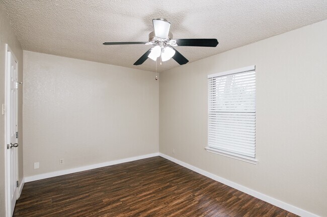 Building Photo - 115 Bernard St