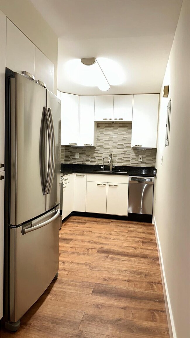 Building Photo - 12 NE 19th Ct