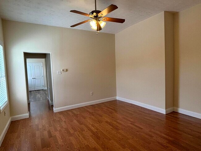 Building Photo - 35 Ash St