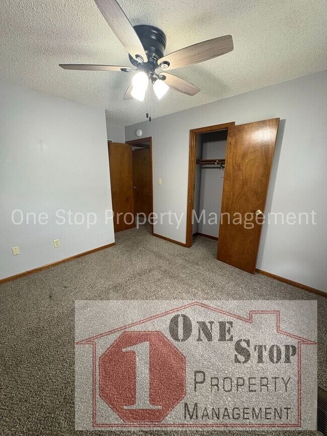 Building Photo - Beautiful 3 Bedroom / 2 Bathroom House in Blue Springs!
