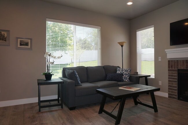 Building Photo - 3 Bedroom Midvale Neighborhood Home
