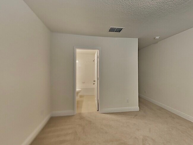 Building Photo - 8931 Lookout Pointe Dr