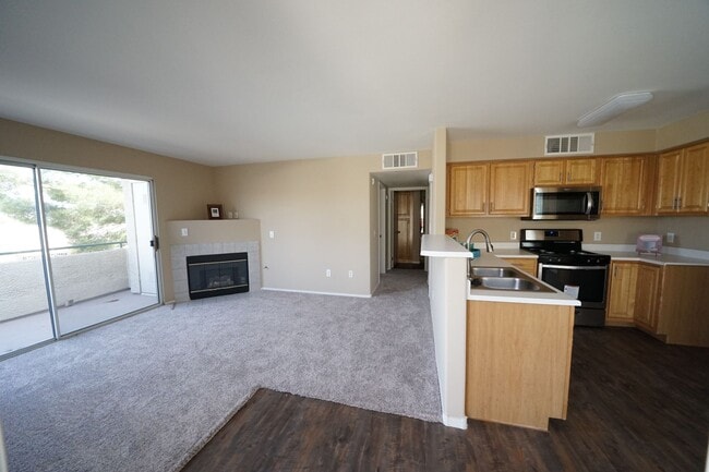 Building Photo - Beautiful 2 bed 2 bath upstairs unit in gated community.