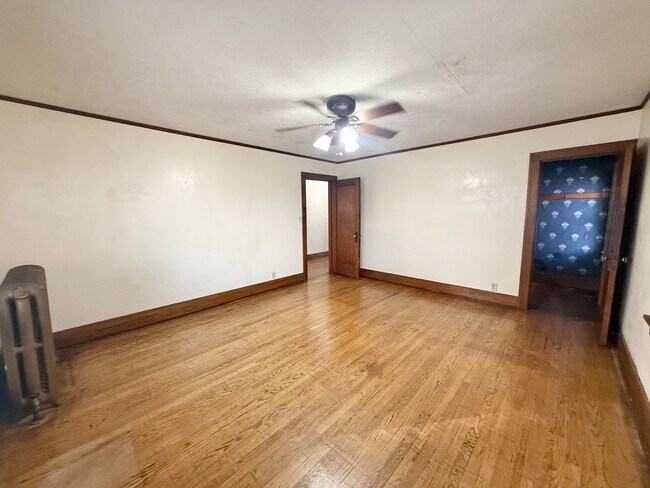 Building Photo - Massive 4 Bedroom, 2 Bath Brick Home