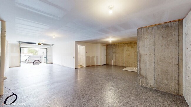 Building Photo - 314 E Lk St