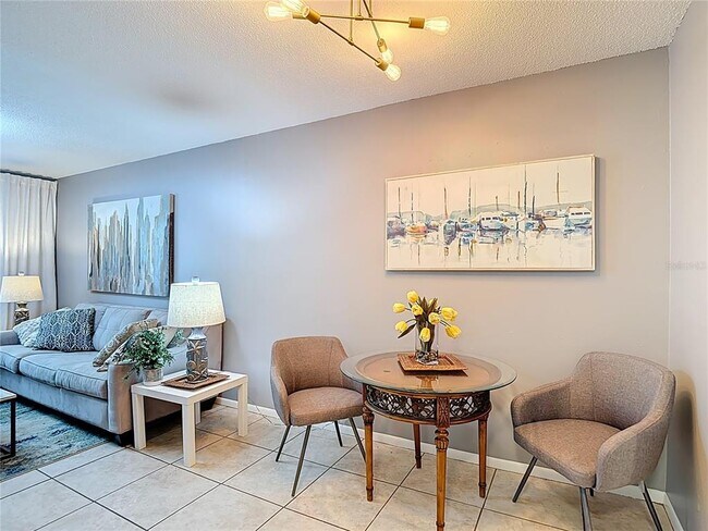 Building Photo - 137 Southeast Jefferson Cir N