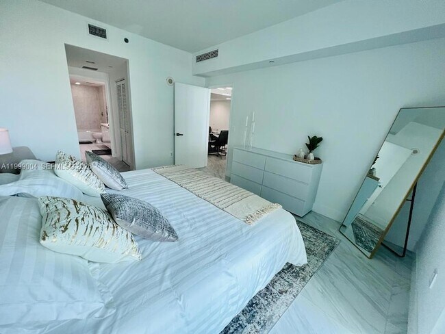 Building Photo - 951 Brickell Ave