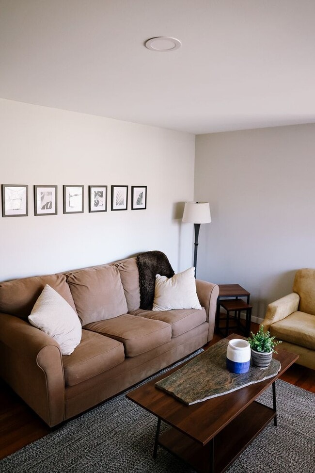 Building Photo - Spacious 3 Bedroom, 2 Bath Duplex with Att...