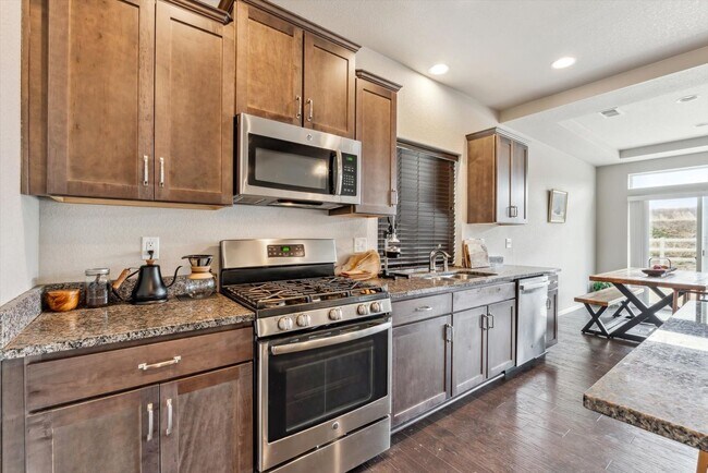 Building Photo - Beautiful 3 bedroom, 3 bath home backs to ...