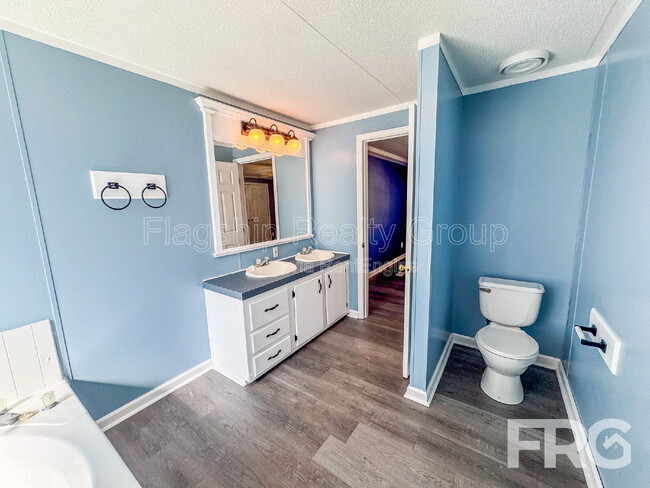 Building Photo - 2057 Oakley Rd