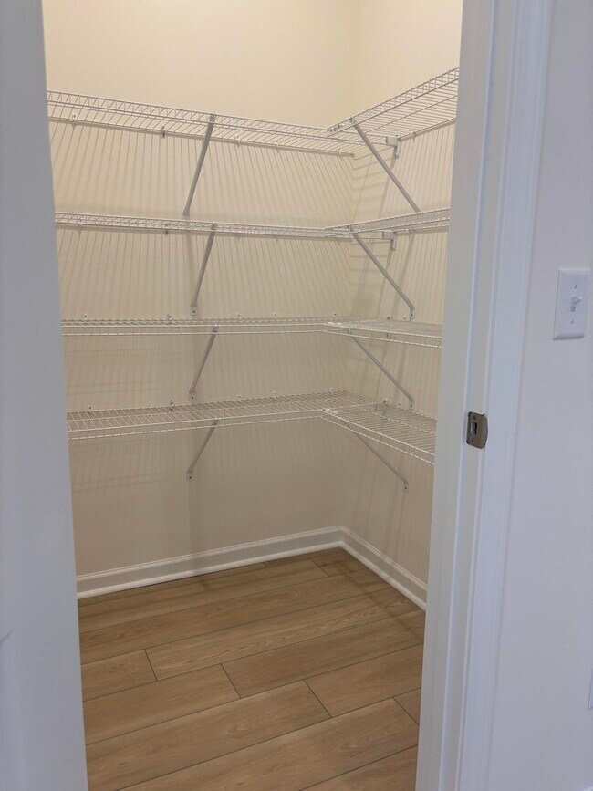 Building Photo - 370 Acorn St