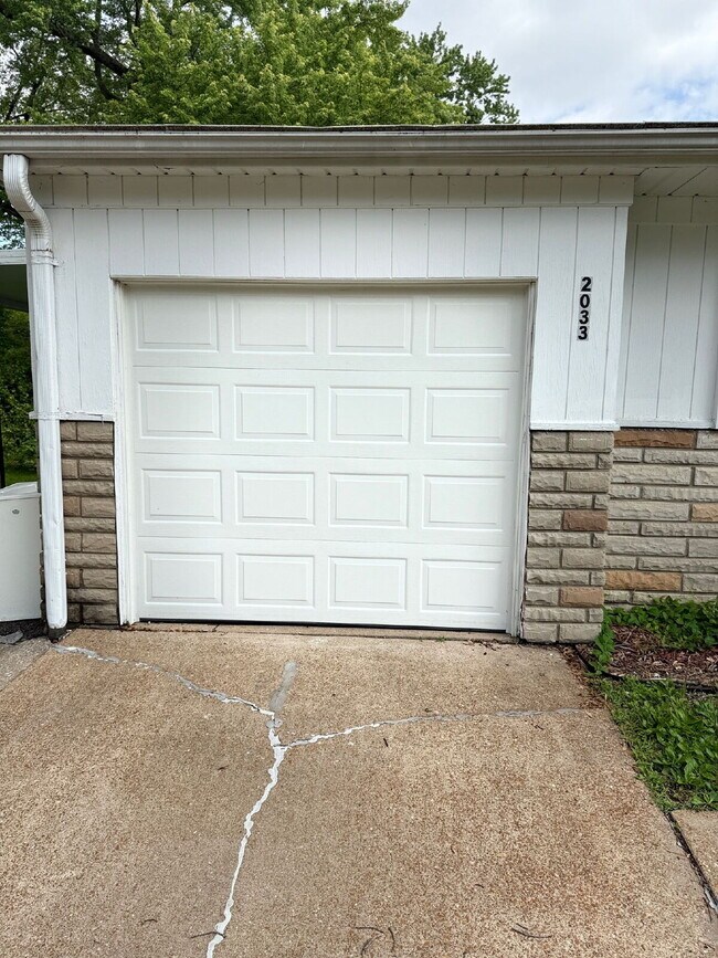 Building Photo - 2033 Bella Clare Dr