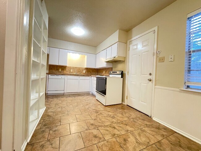 Building Photo - Affordable 2/1