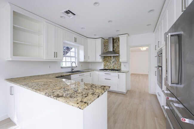 Building Photo - 336 Marlborough Pl