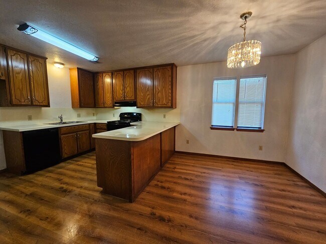 Building Photo - (3) Bed/(2) Bath in West Norman Available NOW! Sm Dog Negotiable.