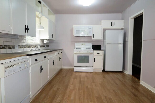 Building Photo - 1205 Forest St