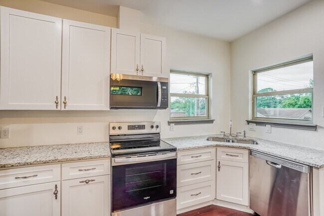 Building Photo - 3502 Longwood Dr