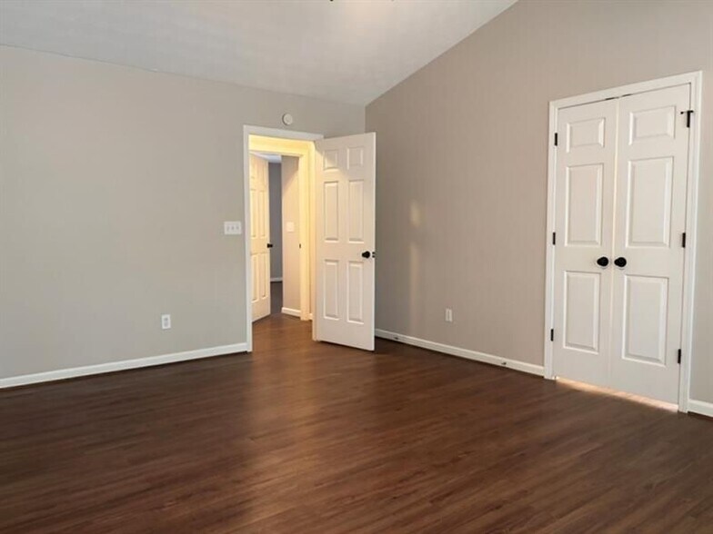 Building Photo - 5110 N Bridges Dr