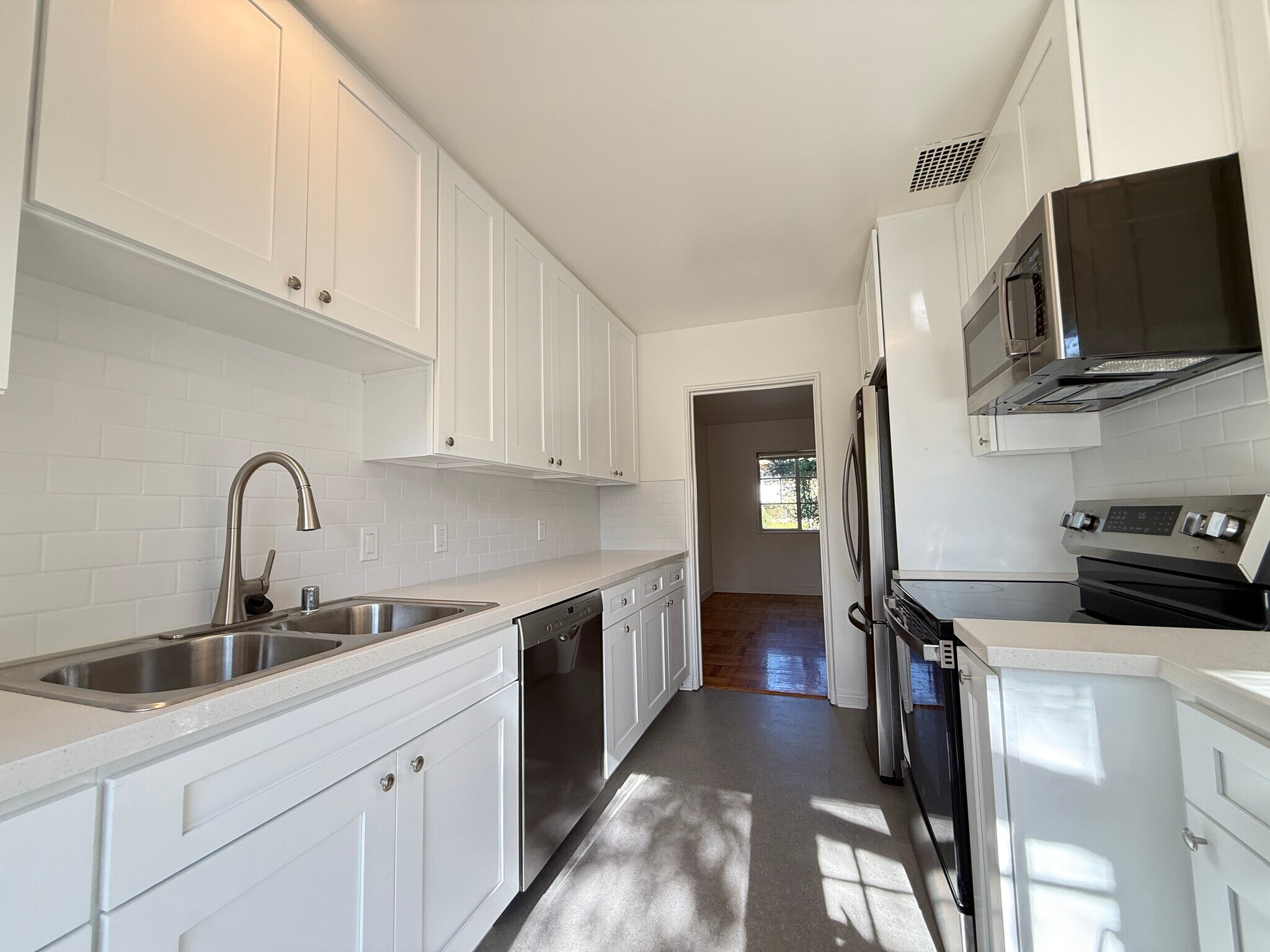 Building Photo - 5262 Village Grn